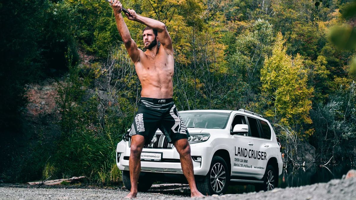 Bojovníka Jiřího Procházku čeká klíčová bitva! V autech je už roky věrný jedné značce, dnes řídí model drsný jako on sám